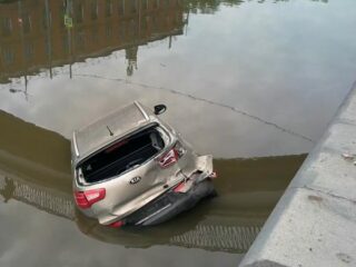 2 автомобиля практически одновременно упали в реку