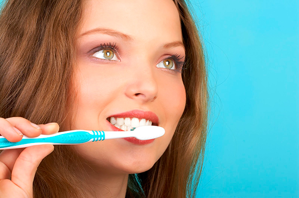 Как отбелить зубы в домашних условиях