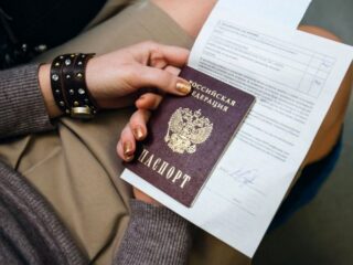 В России отменят бумажные паспорта