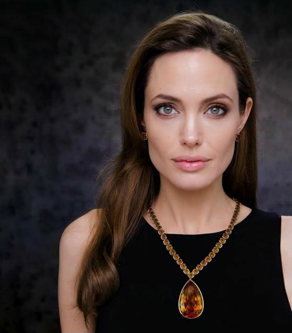 Анджелина Джоли удалила грудь