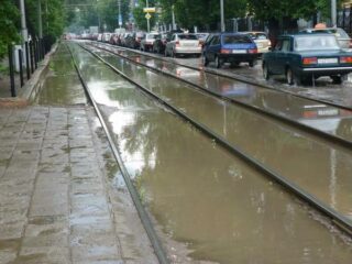 Потоки воды в Саратове сбивали людей с ног!