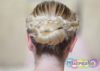 Простой и элегантный вариант летней прически с косами