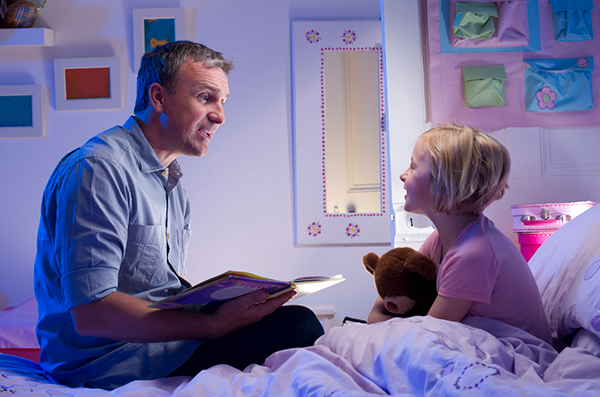 Дети, которым читают на ночь папы, умнее.