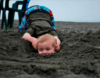 Малыши сделали подкоп из садика и пошли покупать Jaguar