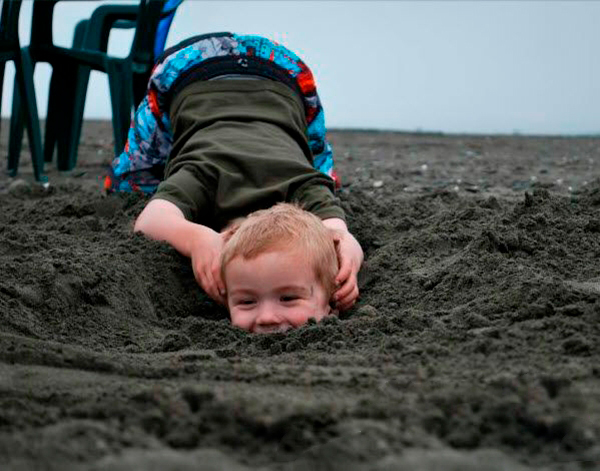 Малыши сделали подкоп из садика и пошли покупать Jaguar