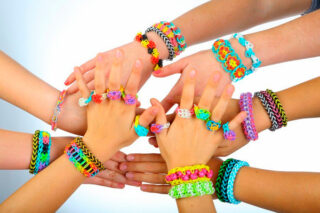 Плетение браслетов из резиночек. Фото и видео.