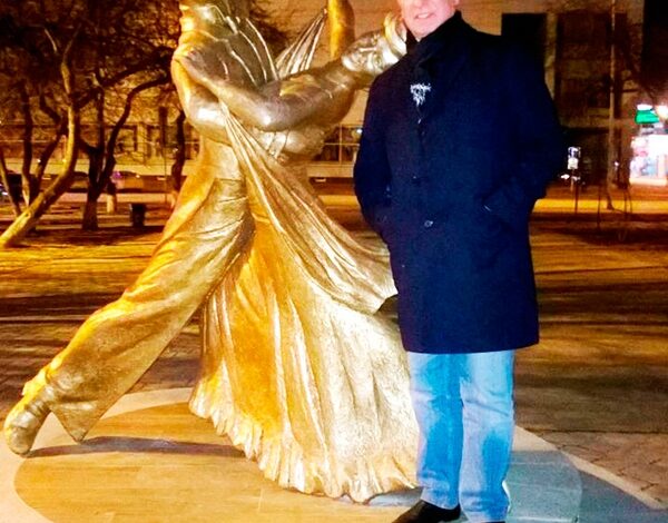 В Тюмени открыли скульптуру в честь Станислава и Людмилы Поповых