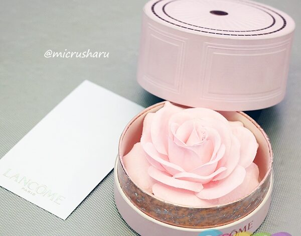 Пудра-хайлайтер в виде розы La Rose à poudrer от Lancôme