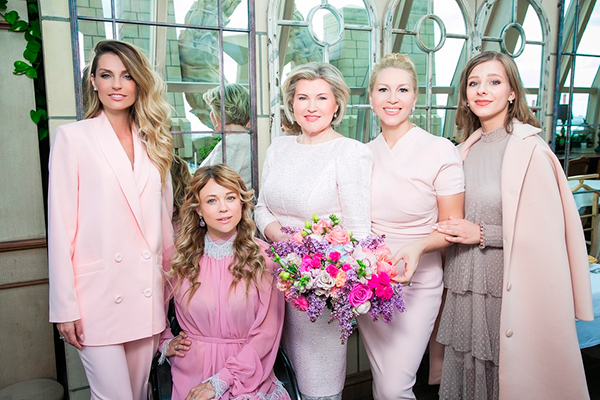 Компания Mary Kay®: социальная кампания «Я горжусь своей подругой».