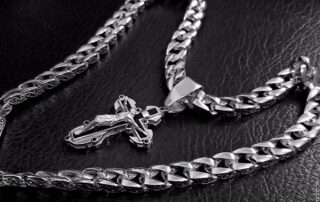 Серебряная цепочка: подбираем аксессуар для повседневного образа