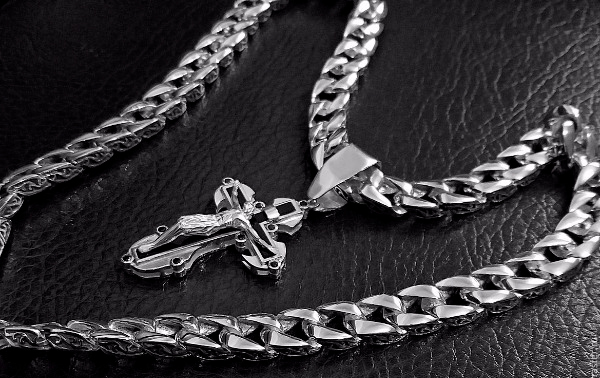 Серебряная цепочка: подбираем аксессуар для повседневного образа