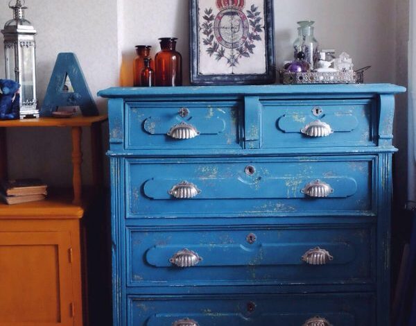 Атмосфера творчества. Реставрация мебели и «скульптурной живописи»