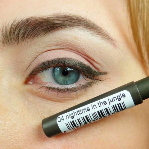 карандаш для глаз Essence Extreme Lasting