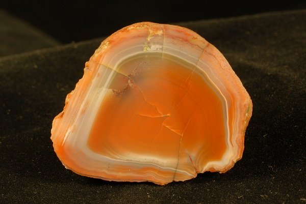 Камень сердолик. Свойства, фото, кому подходит