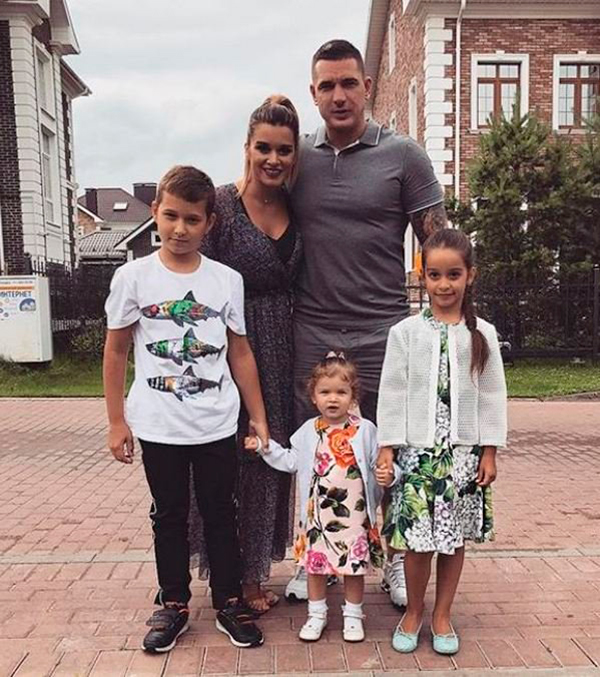 Ксения Бородина с мужем и детьми