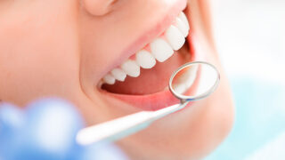 Привычки, которые могут навредить вашим зубам и деснам