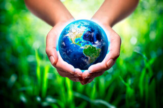 С заботой о будущем и друг о друге: главные социальные и эко-кампании осени