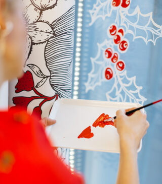 Ожившие открытки: сеть салонов «Пальчики» обновила витрины