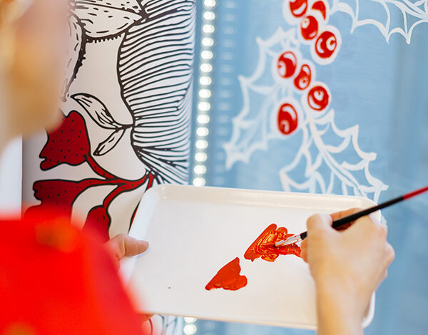 Ожившие открытки: сеть салонов «Пальчики» обновила витрины