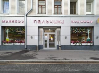 Игривое настроение — и яркие краски заиграли на окнах салонов «Пальчики»