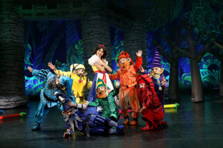 День театра в Москве: 100-й показ мюзикла «Белоснежка и 7 гномов»